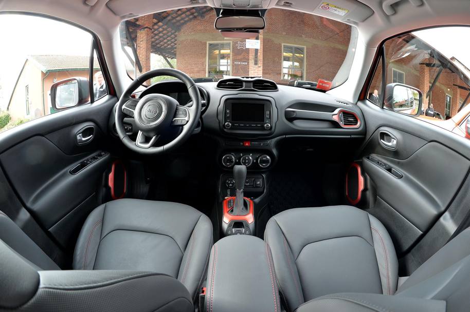 La Renegade ha sei airbag di serie, l&#39;ESC, il controllo elettronico di stabilità e  un sistema antiribaltamento